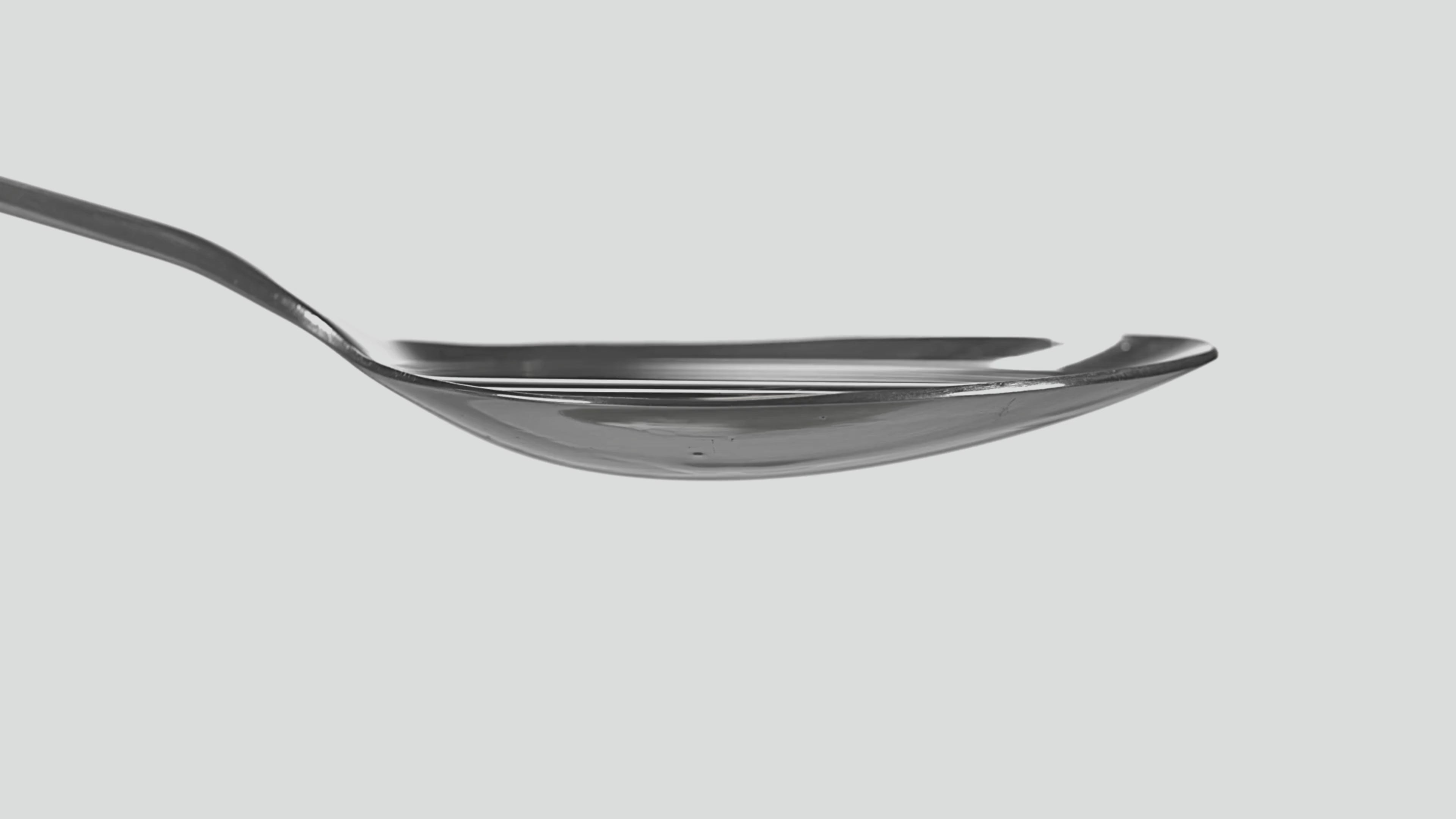 Video laden: oil-pulling-spoon-liquid-slow-motion
